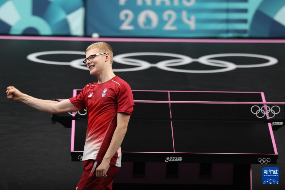 他甚至连摆 他甚至连摆